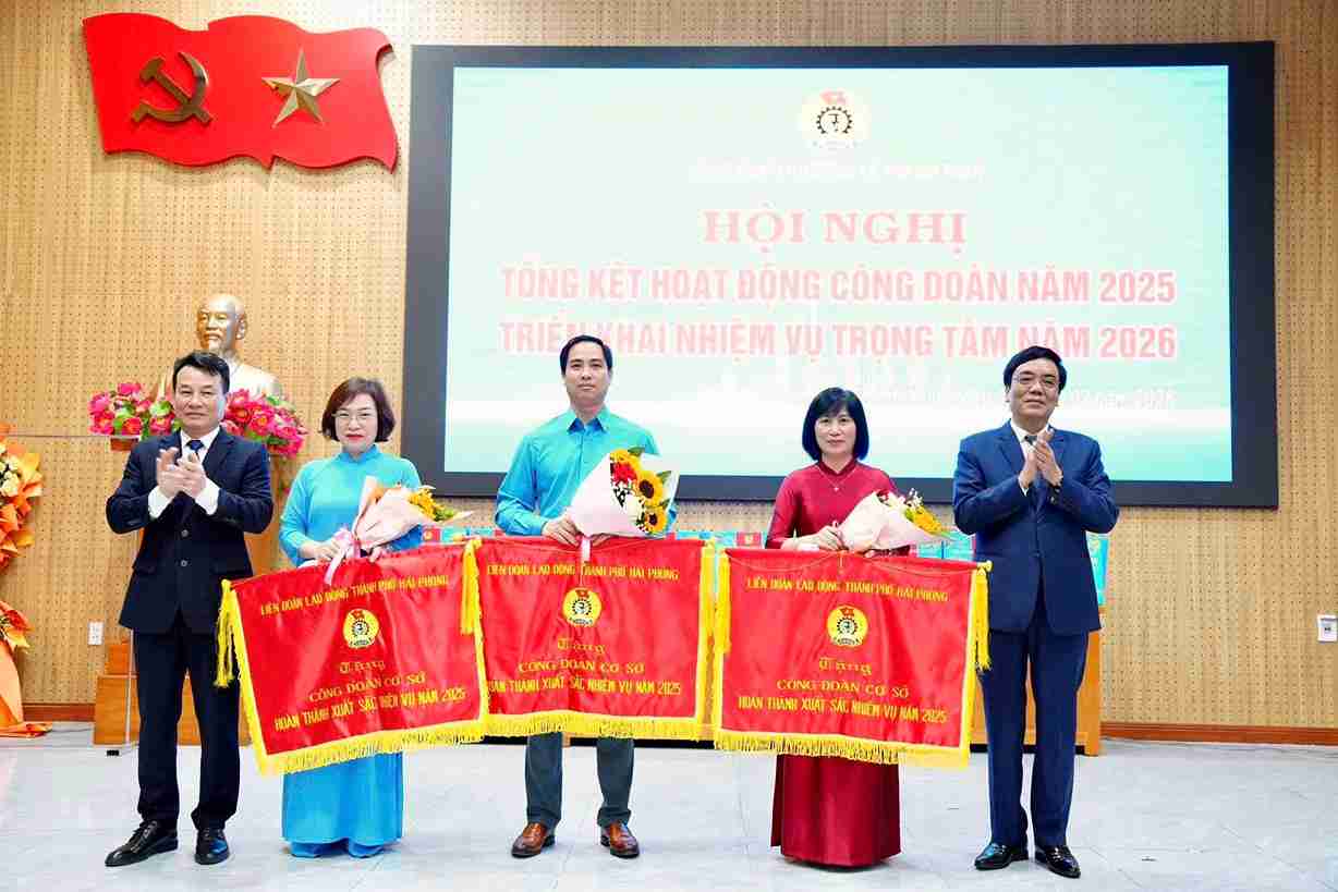 El Sindicato del barrio de Lê Thanh Nghị resume el año 2025 y entrega regalos de Tết Bính Ngọ 2026. Foto: Barrio de Lê Thanh Nghị