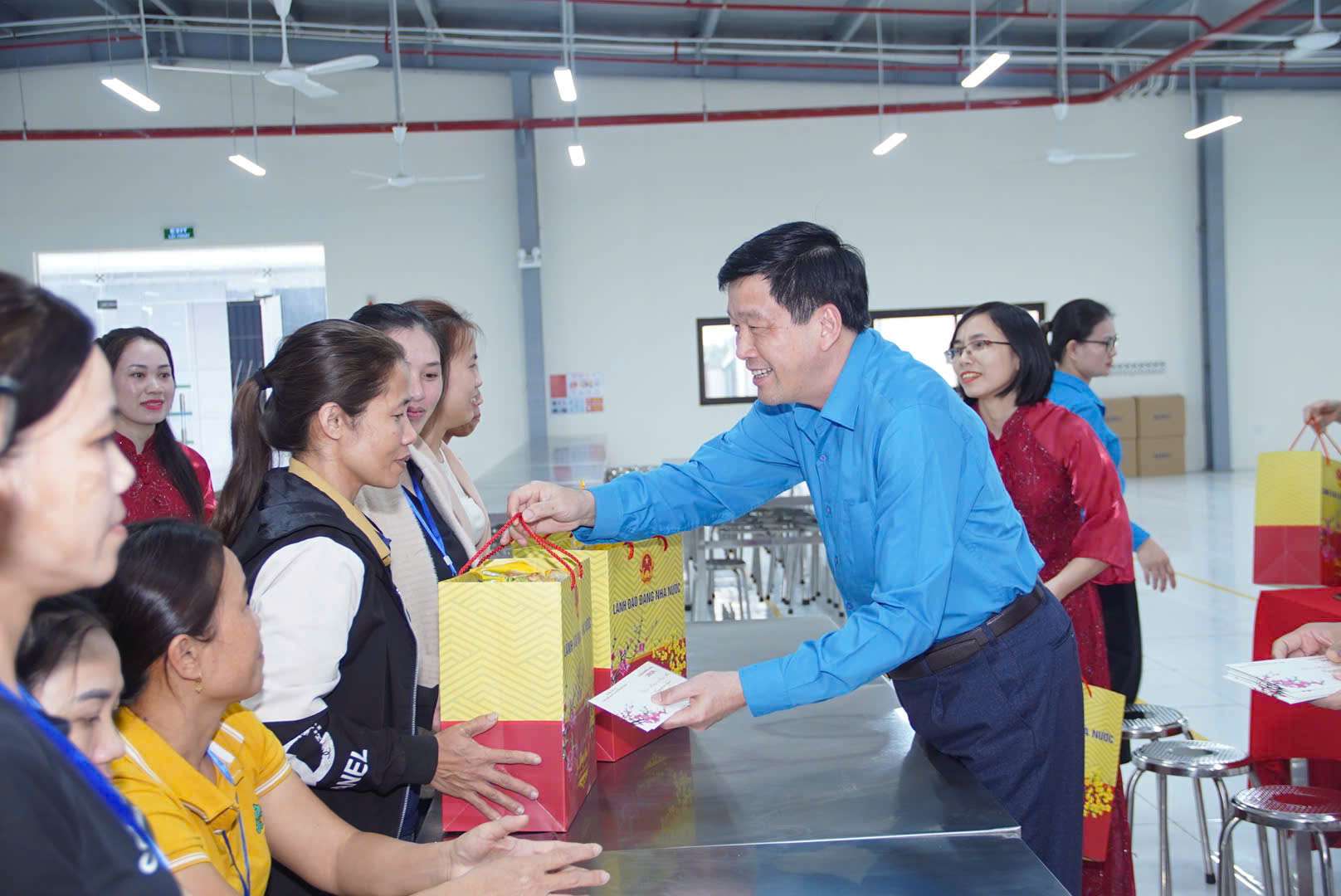 Ông Kha Văn Tám – Chủ tịch Liên đoàn Lao động tỉnh Nghệ An trao quà Tết của Tổng LĐLĐ Việt Nam cho công nhân lao động tại doanh nghiệp trên địa bàn tỉnh Nghệ An. Ảnh: Duy Chương