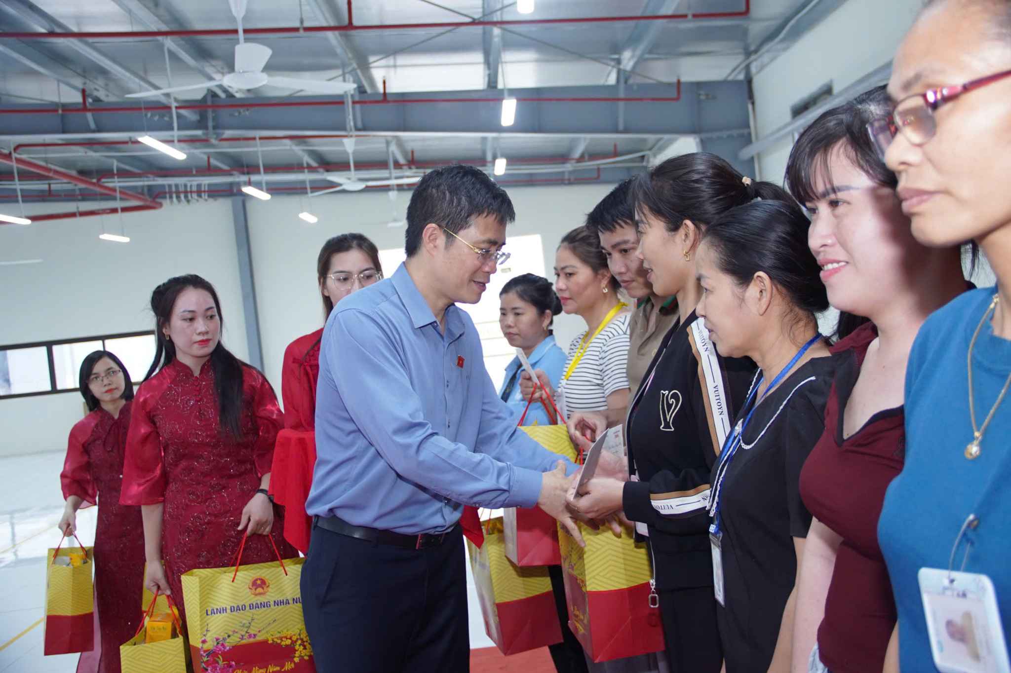 El Sr. Hoàng Minh Hiếu, miembro permanente del Comité de Derecho de la Asamblea Nacional, entrega regalos de Tết de la Confederación General del Trabajo de Vietnam a trabajadores en circunstancias difíciles en Nghệ An. Foto: Duy Chương
