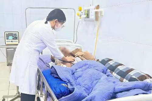 Male patient in Phuc Yen ward infected with "human-eating" bacteria has been saved. Photo: Phuc Yen General Hospital.