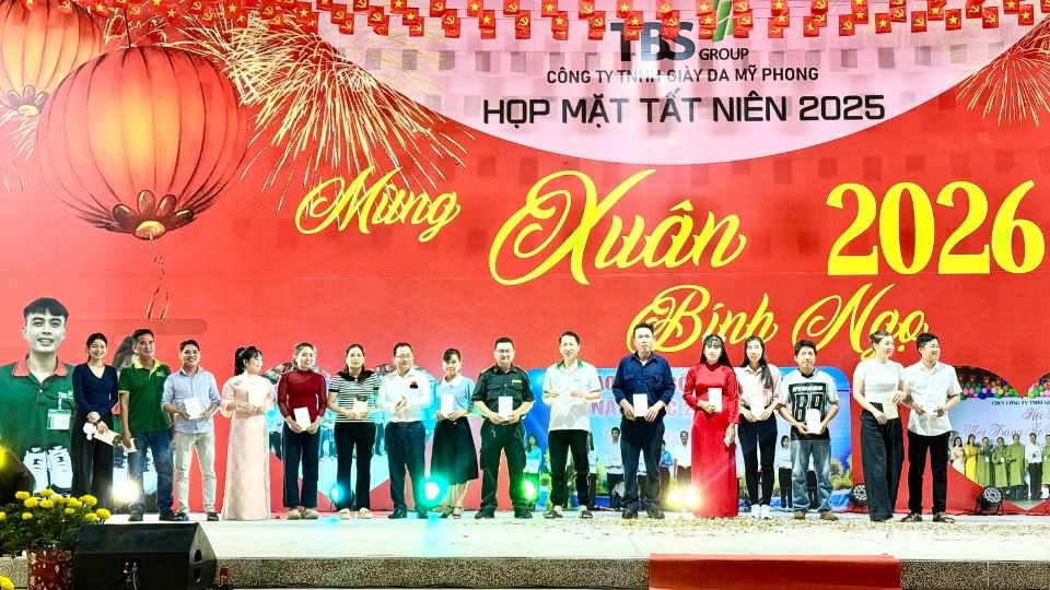 Workers excitedly receive gifts from the lucky draw program at the year-end gathering program. Photo: Hoang Loc