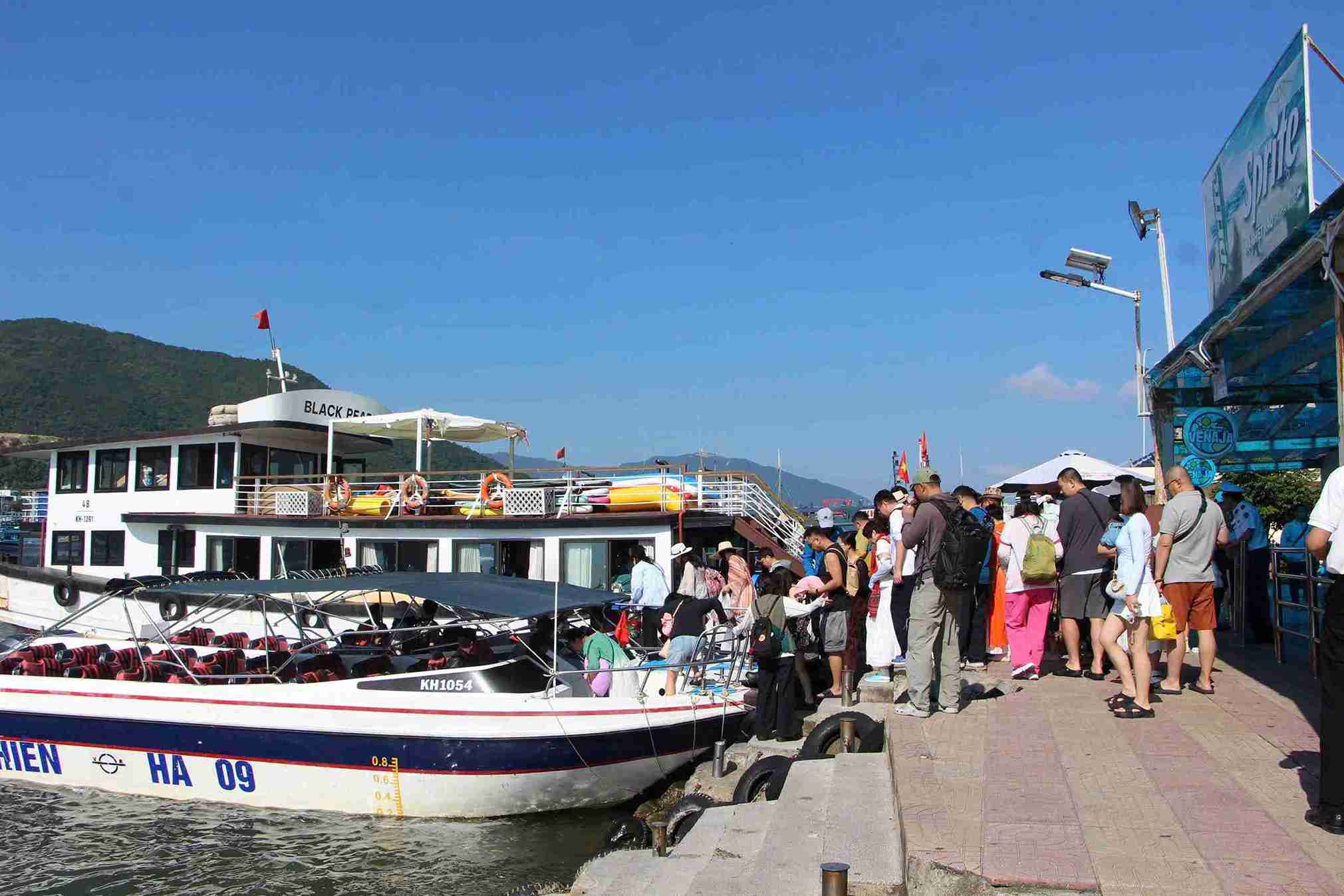 Khách du lịch trải nghiêm các tour biển đảo khi đến Khánh Hòa. Ảnh: Hữu Long