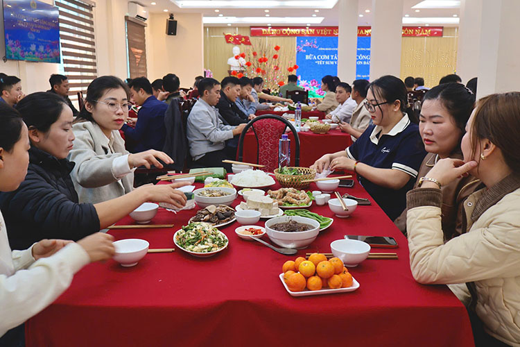 171 union members and workers of the grassroots Trade Union of Muong Nhe Medical Center, Dien Bien province participate in the "Trade Union Year-end Meal". Photo: Giang Nam