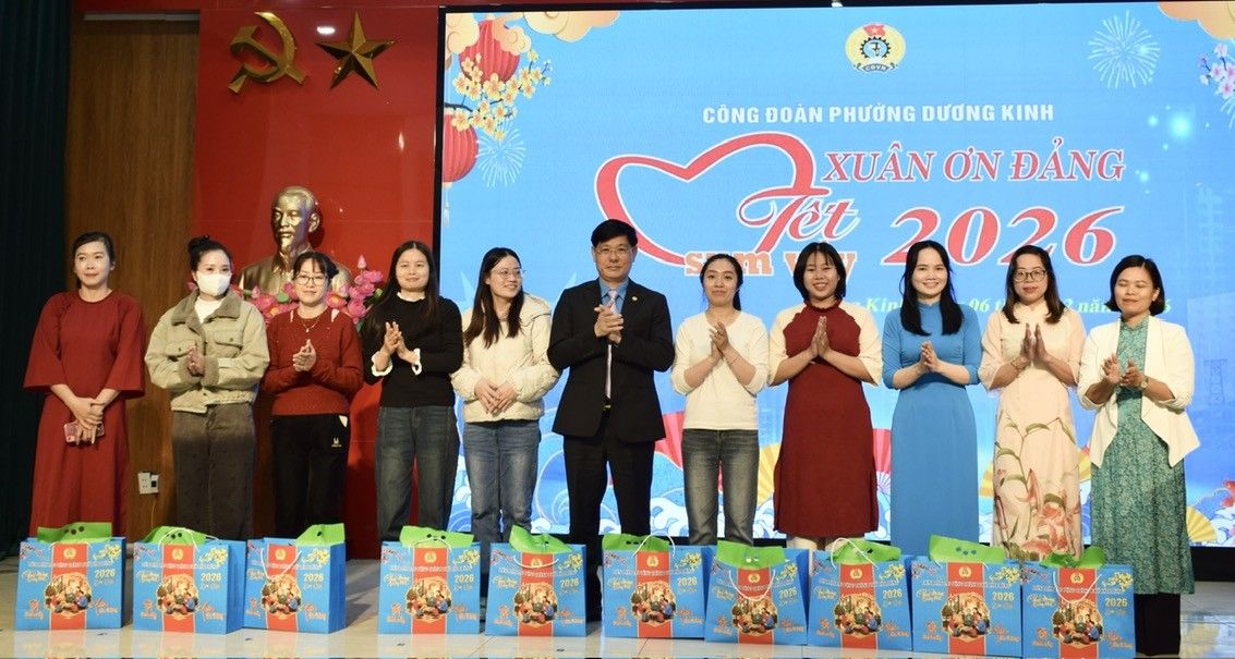 25 đoàn viên được nhận quà Tết tại chương trình. Ảnh: Quang Trung