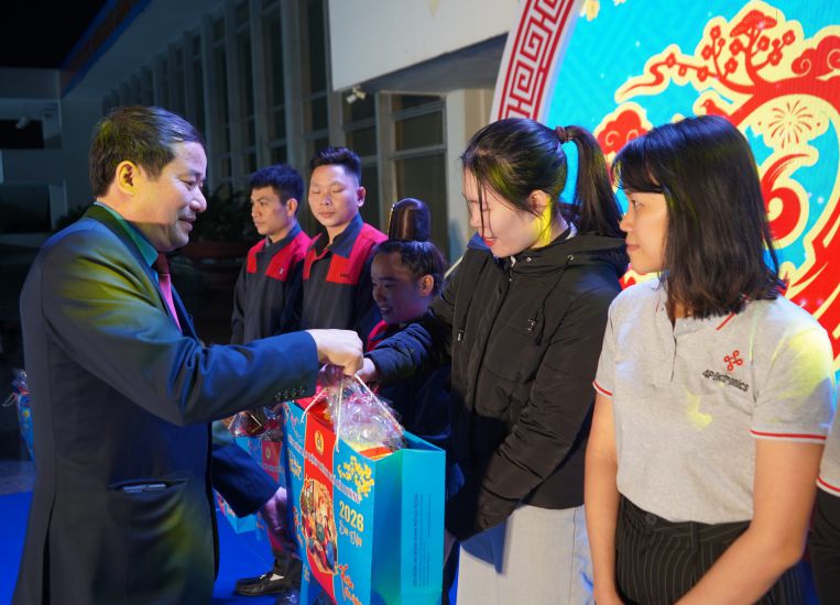 Chairman of Hai Phong City Labor Federation Nguyen Anh Tuan presents Tet gifts to union members and Hai Phong workers. Photo: Mai Dung