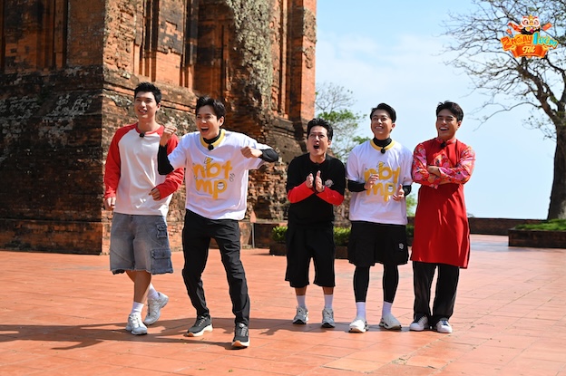 Dàn nghệ sĩ “2 ngày 1 đêm” rộn ràng với chặng hành trình ở Phú Yên. Ảnh: Nhà sản xuất. 