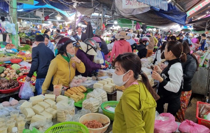 Large source of goods, stable prices, Da Nang Tet market in gear. Photo: Truong An