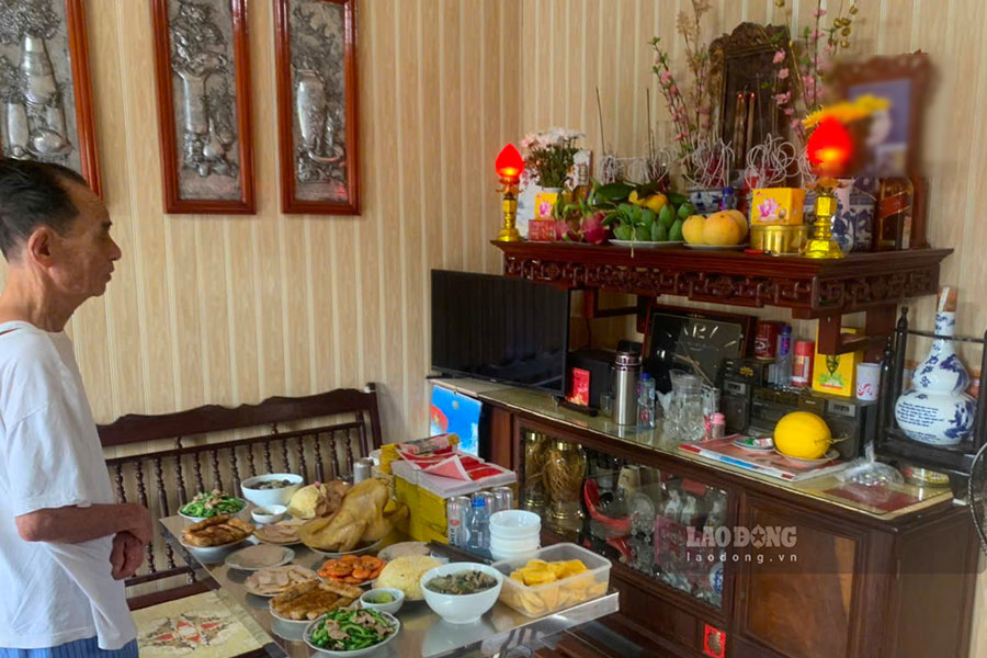 Covering the altar before or after worshiping Ong Cong and Ong Tao in 2026