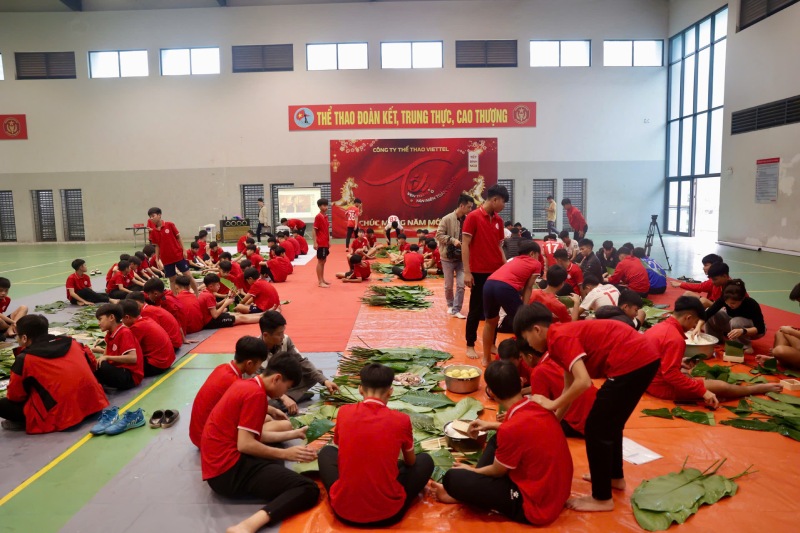 Câu lạc bộ Thể Công Viettel tổ chức hoạt động gói bánh chưng. Ảnh: TCVT