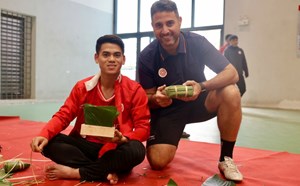 The Cong Viettel Club organizes activities to wrap banh chung to welcome Tet