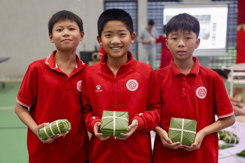 Các cầu thủ trẻ háo hức với hoạt động gói bánh chưng. Ảnh: TCVT