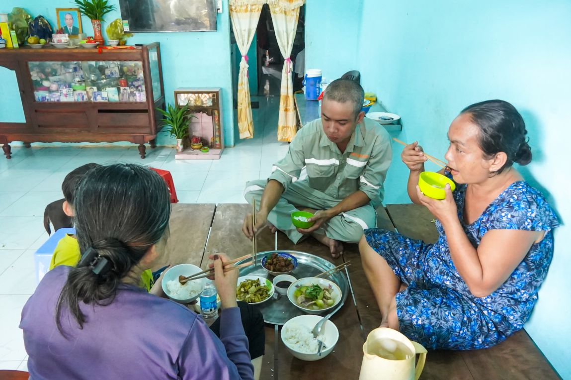 Sau những giờ dọn dẹp nhà cửa, gia đình anh Duyên lại quây quần bên mâm cơm. Ảnh: Tạ Quang