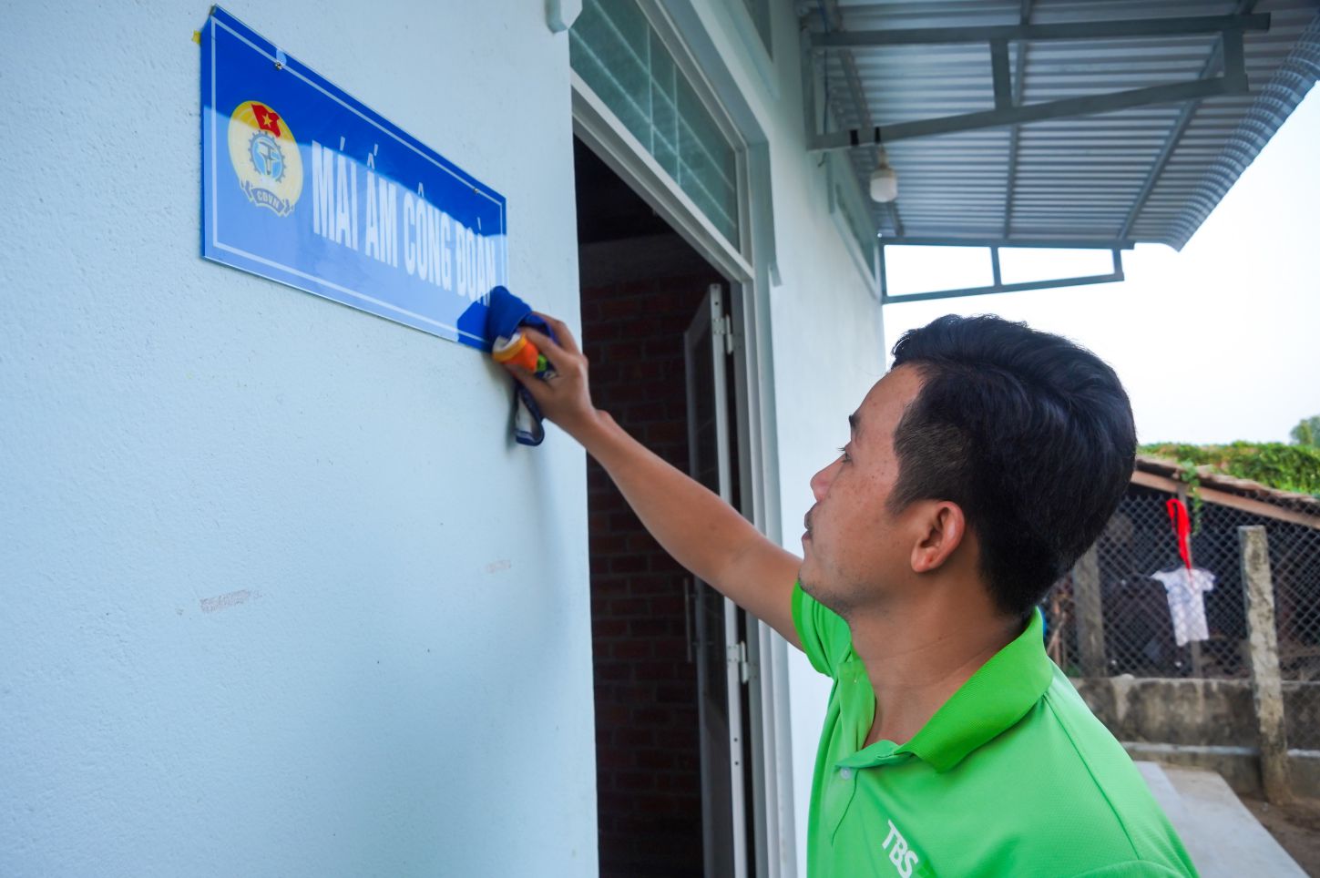 After work, Mr. Da Ra returns to the trade union shelter. Photo: Ta Quang