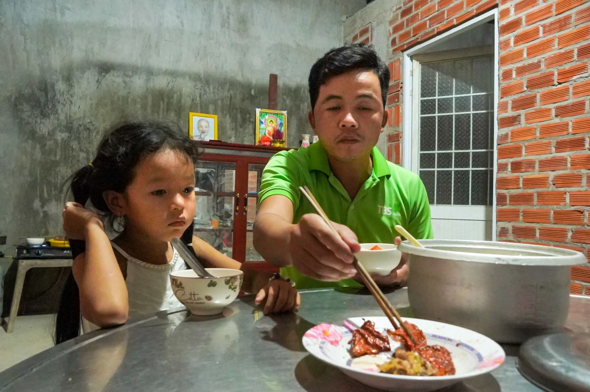 Gia đình anh Đa Ra quây quần bên mâm cơm đạm bạc dưới sự yêu thương của tổ chức công đoàn. Ảnh: Tạ Quang