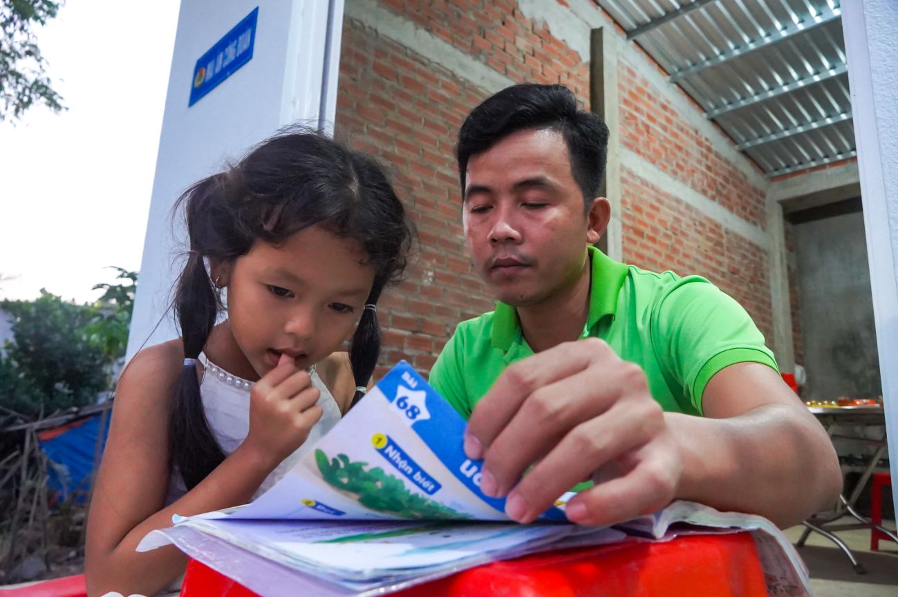 Chiều chiều, anh Đa Ra dạy con gái học bài. Ảnh: Tạ Quang