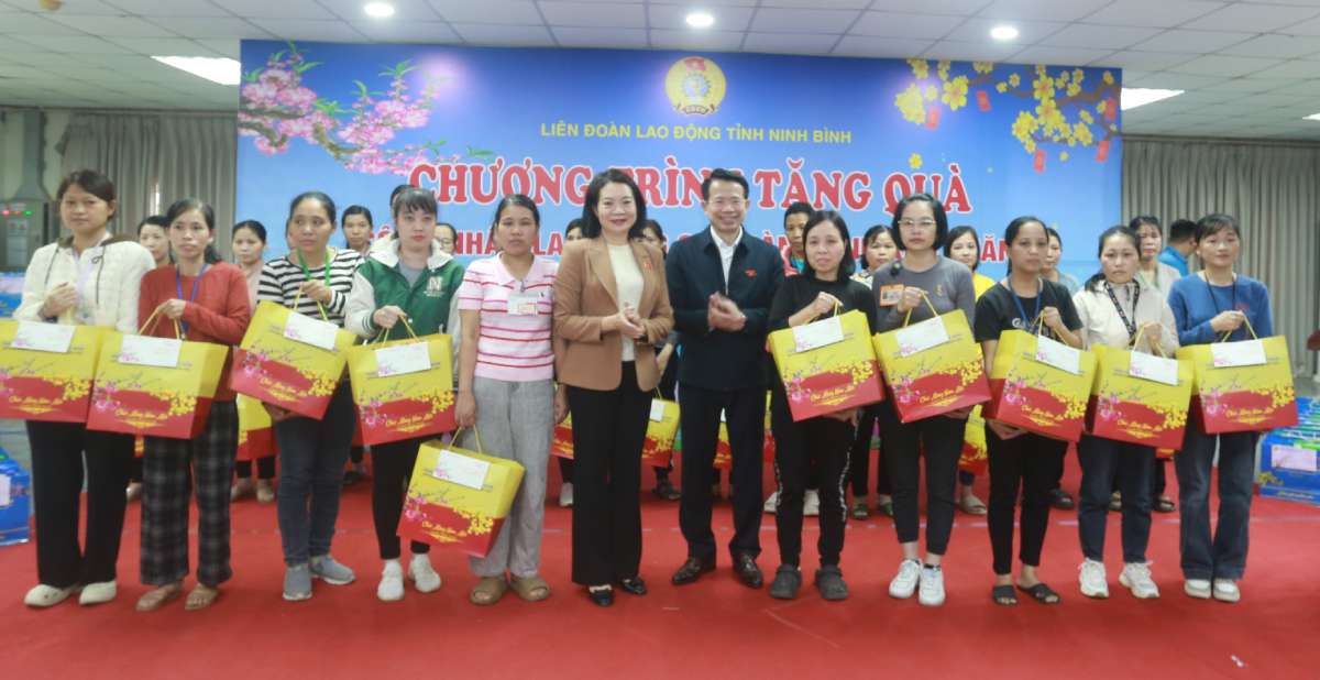 Bà Mai Thị Phương Hoa, Phó Chủ nhiệm Ủy ban Pháp luật và Tư pháp của Quốc hội tặng quà cho công nhân, lao động. Ảnh: Hà Vi