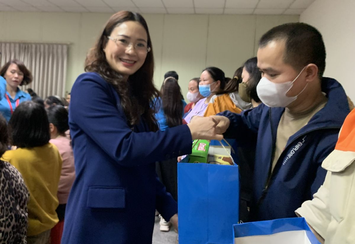 Lãnh đạo Liên đoàn Lao động tỉnh Ninh Bình trao quà Tết cho công nhân 