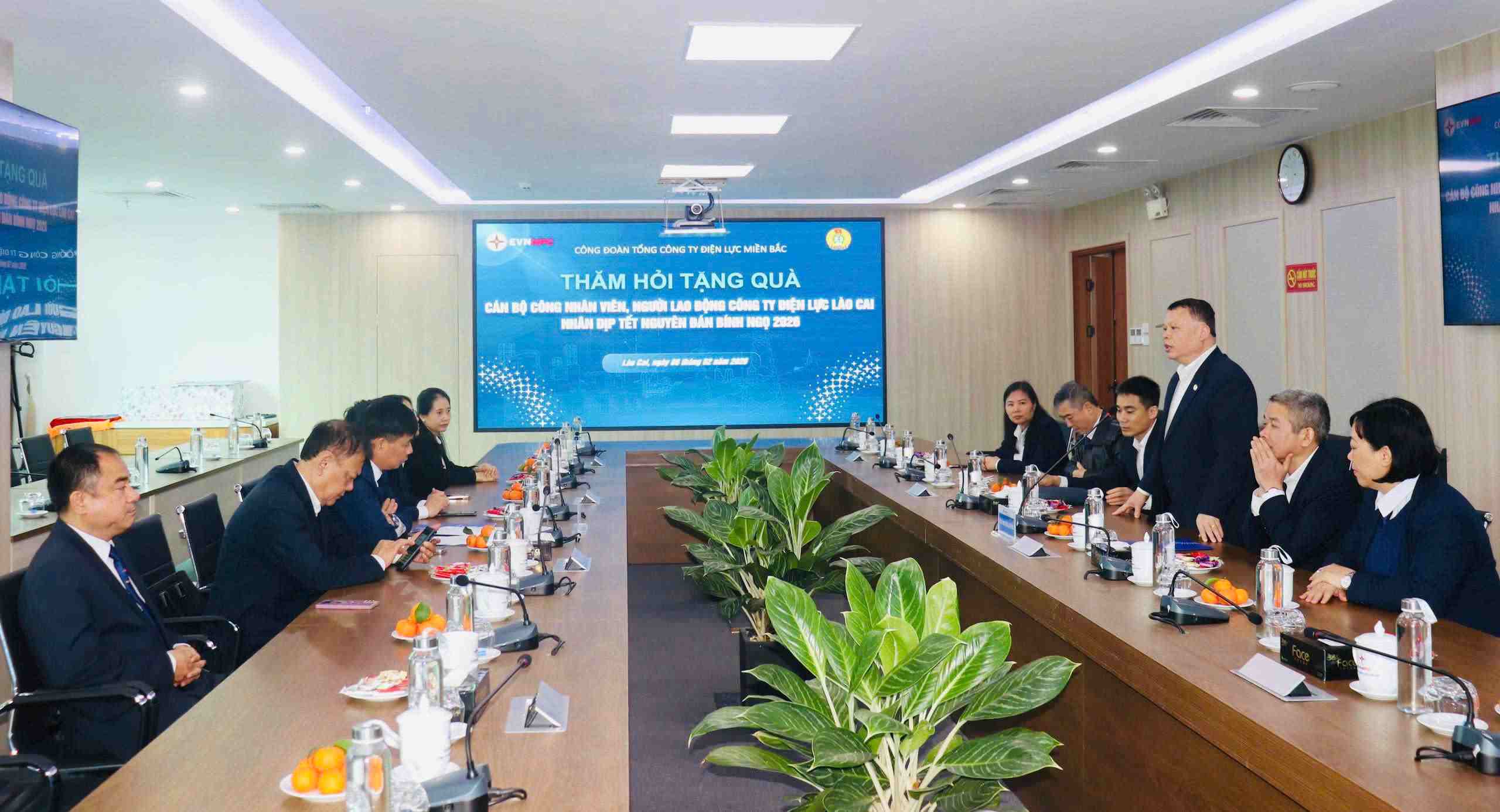 Quang cảnh buổi gặp mặt, thăm hỏi. Ảnh: Bảo Nguyên