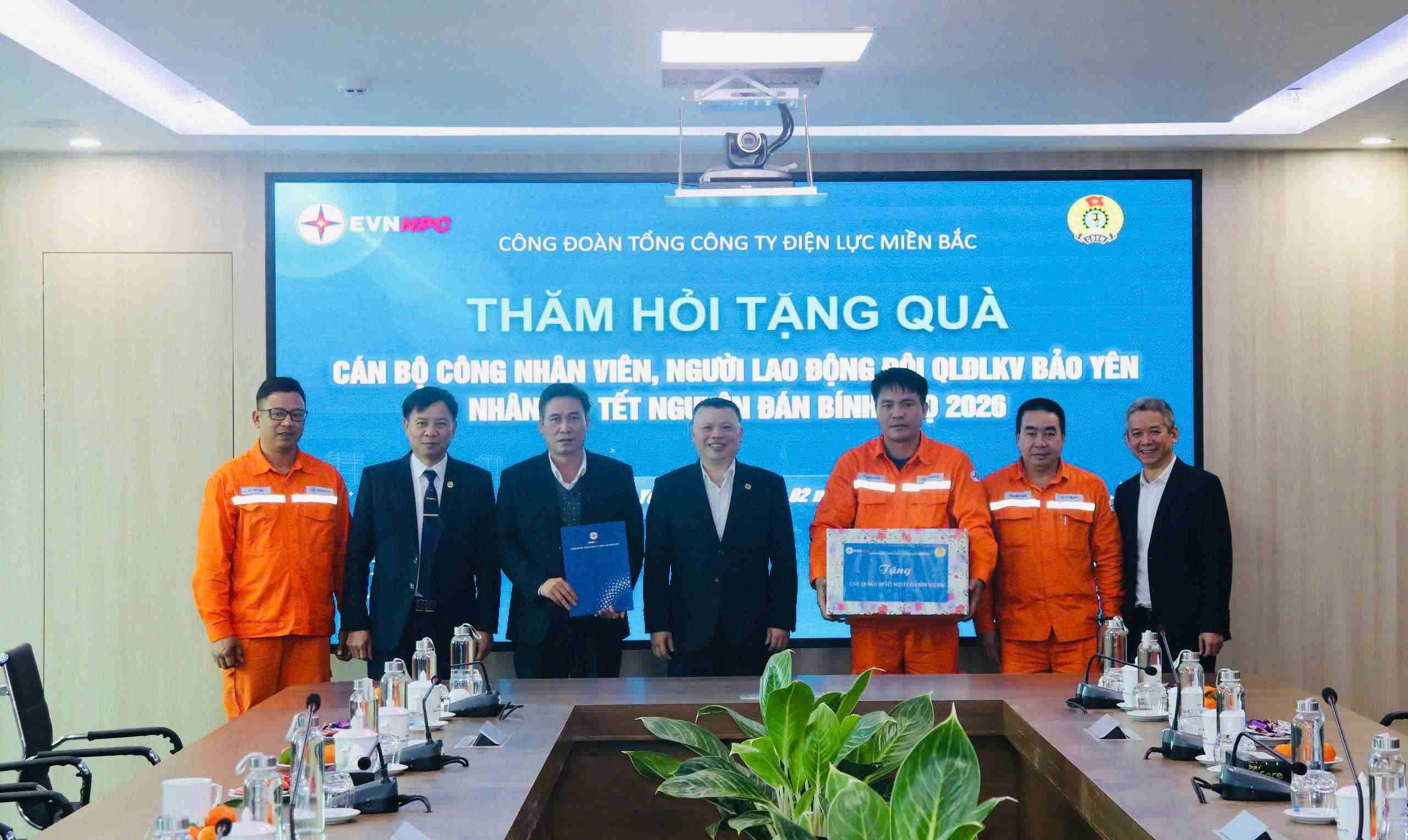 El Sindicato de EVNNPC entrega regalos de Tet a representantes de CBCNV-NLĐ del Equipo de Gestión de Electricidad Regional de Bao Yen. Foto: Bao Nguyen