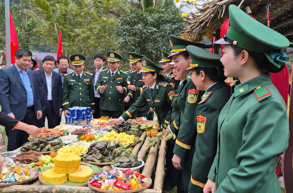 Những sản phẩm ẩm thực độc đáo của địa phương được trưng bày, phục vụ chương trình. Ảnh: Bộ đội Biên phòng Quảng Trị