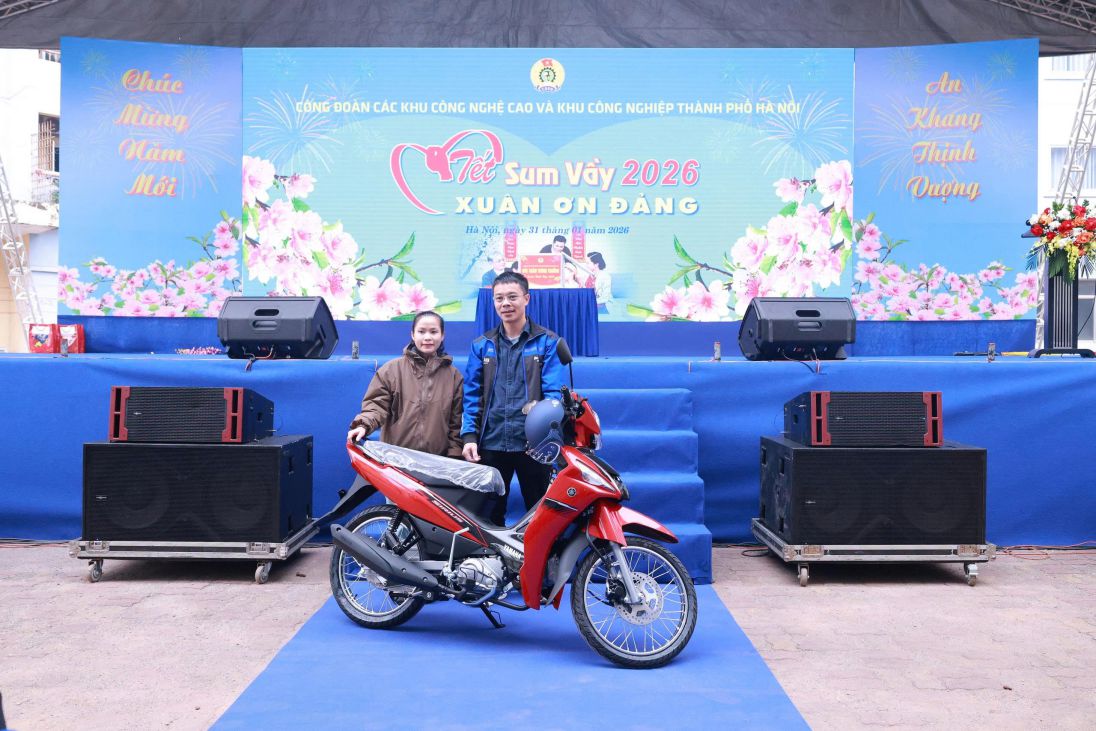 Niềm vui của người may mắn có được giải Đặc biệt tại chương trình “Tết Sum vầy - Xuân ơn Đảng” năm Bính Ngọ 2026 do Công đoàn Các khu công nghệ cao và khu công nghiệp Thành phố Hà Nội tổ chức. Ảnh: Mạnh Quân