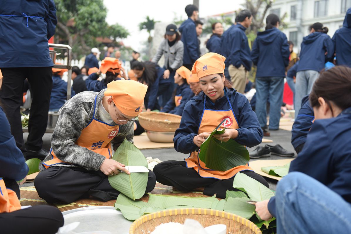 Union members and workers of May 10 Corporation compete in wrapping banh chung in the program "Tet Sum vay - Spring of Gratitude to the Party". Photo: CĐTCT