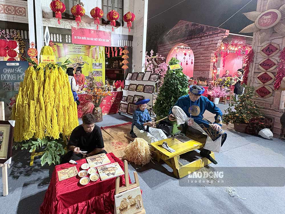 “Chợ Xuân” tái hiện không khí mua sắm ngày Tết, bán quà Tết, hàng thủ công mỹ nghệ và sản phẩm làng nghề truyền thống gắn với du lịch. Ảnh: Ý Yên