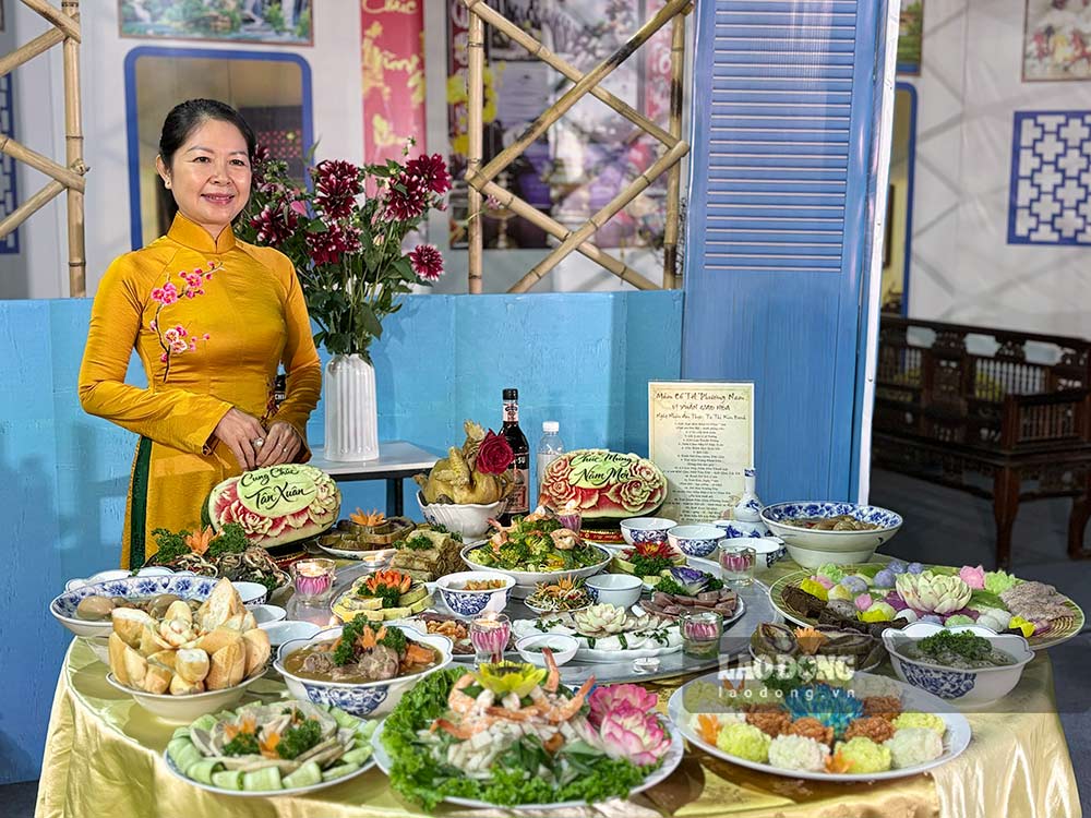 Nghệ nhân ẩm thực Tạ Thị Kim Oanh mang mâm cỗ Tết truyền thống từ miền Nam đến với công chúng tại Happy Tết. Ảnh: Ý Yên