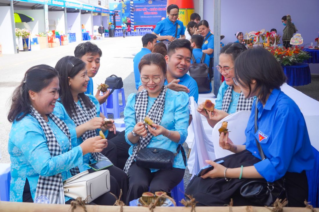 Đoàn viên công đoàn thưởng thức những miếng bánh tét do chính tay mình gói. Ảnh: Tạ Quang