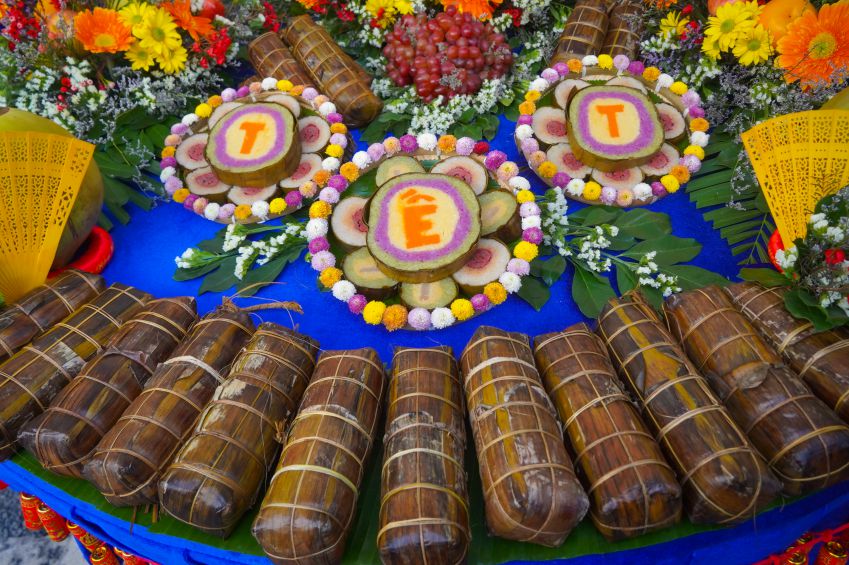 Sau một thời gian luộc chín, những đòn bánh tét được đoàn viên công đoàn trưng bày gọn gàng, đẹp mắt, tỏa hương thơm ấm áp và rộn ràng không khí Tết. Ảnh: Tạ Quang