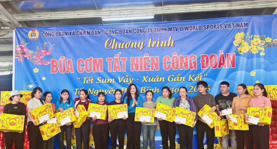 Chien Dan Commune Trade Union, Da Nang City presents Tet gifts to union members and workers at the Trade Union Year-end Meal. Photo: Da Nang Trade Union