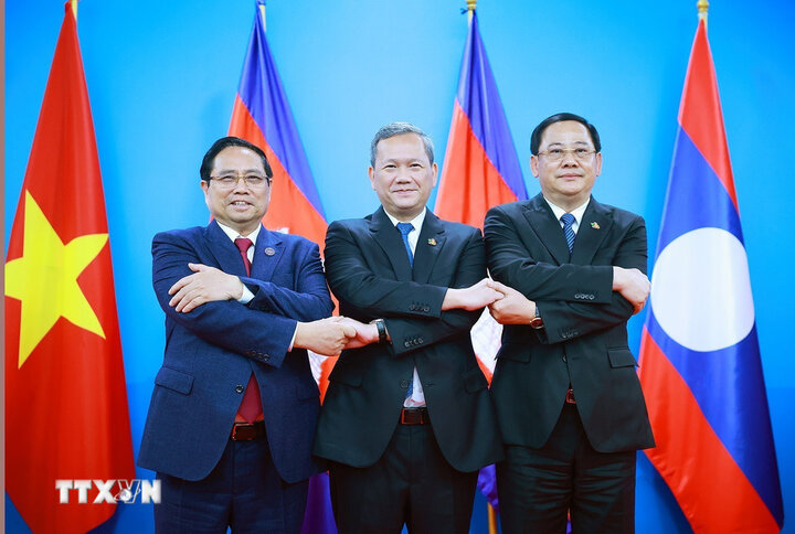 The three Prime Ministers were pleased with the strong and substantial development of Vietnam - Laos - Cambodia cooperation in the past time. Photo: VNA