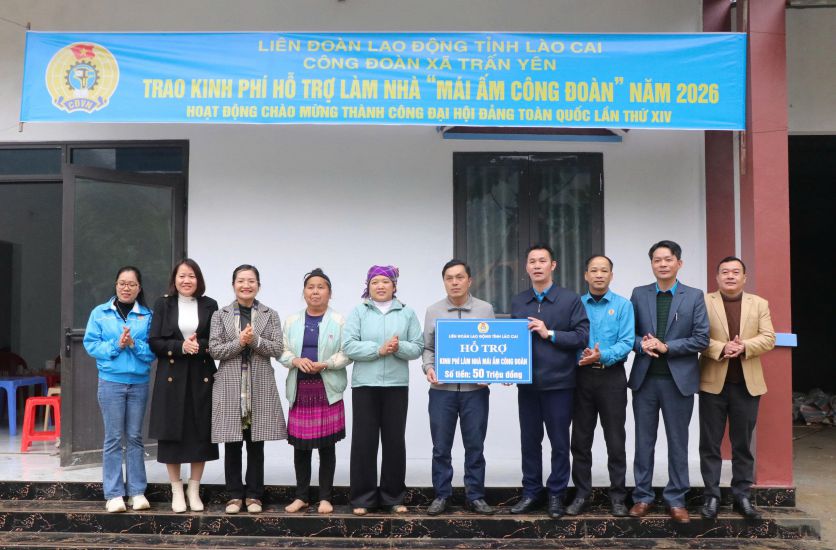 Leaders of the Lao Cai Provincial Labor Federation awarded support of 50 million VND to build a Trade Union Shelter house for union member Sung A Chau. Photo: Bao Nguyen