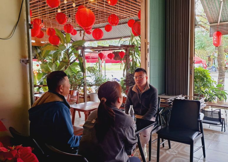 Workers reflect the situation of being stubbornly owed salaries by Da Nang Medical College Hospital to Lao Dong Newspaper reporters, causing life to be difficult and deadlocked. Photo: Nguyen Hoang