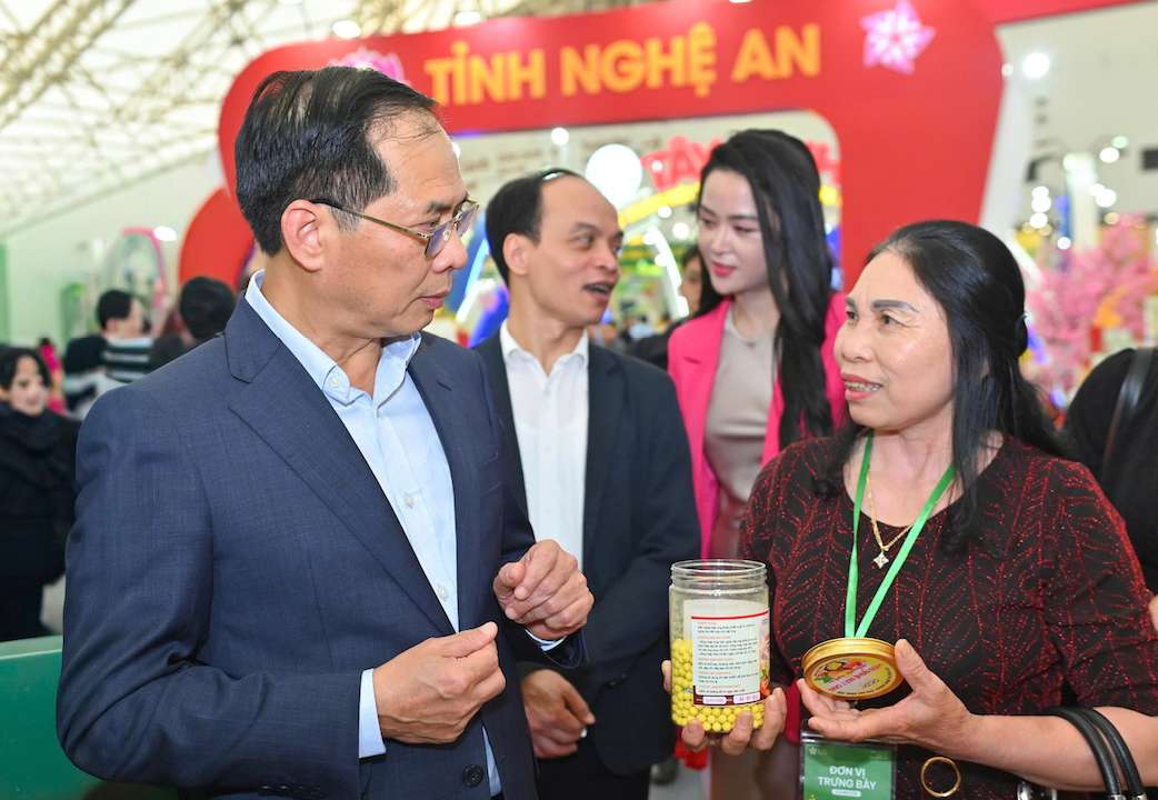 Phó Thủ tướng Bùi Thanh Sơn thăm và động viên các doanh nghiệp, tiểu thương tại Hội chợ Mùa Xuân 2026. Ảnh: Thạch Lam 