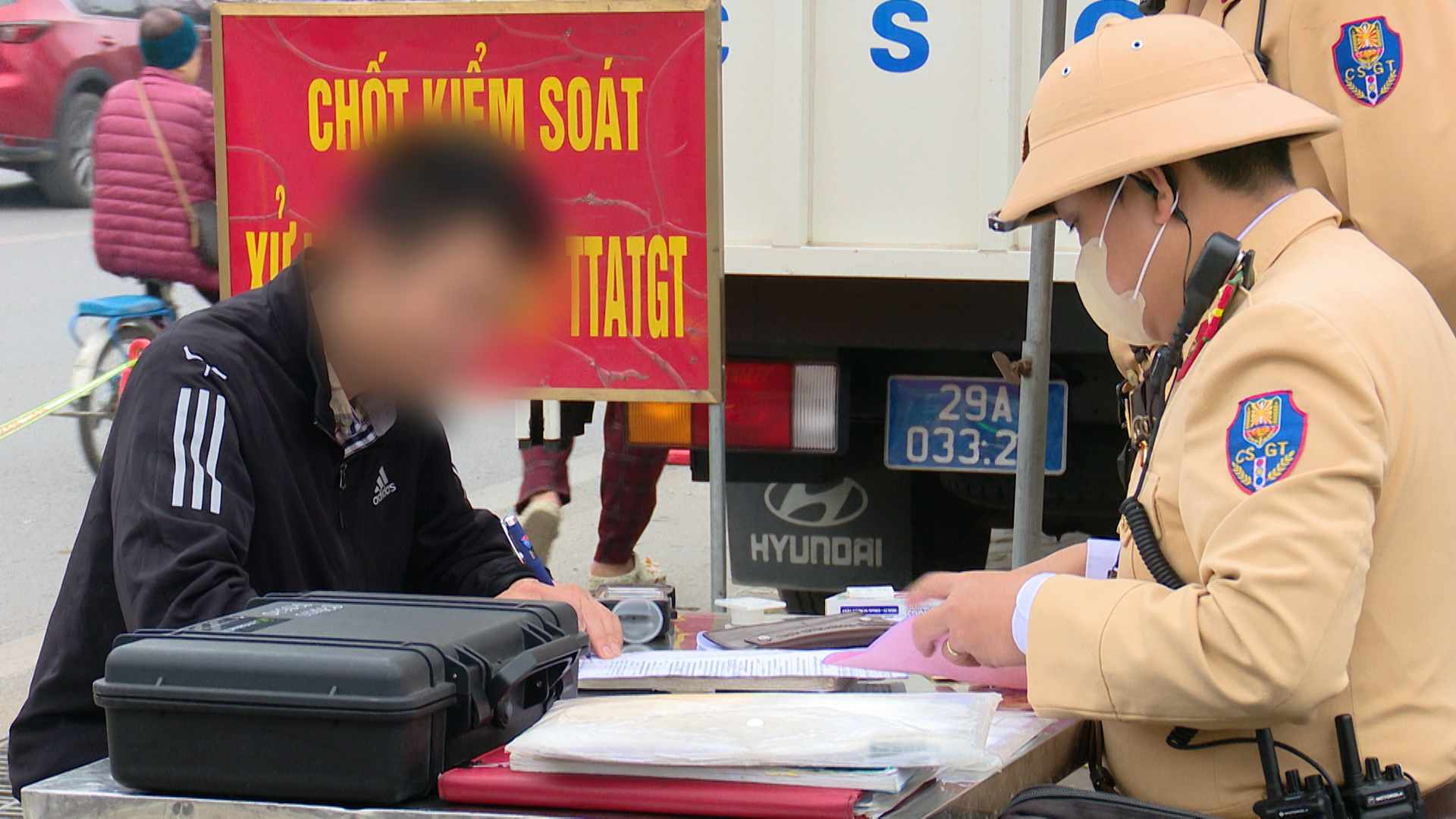 Receiving a package of 50,000 VND, the passenger car driver lost ten times more because of illegally stopping the car