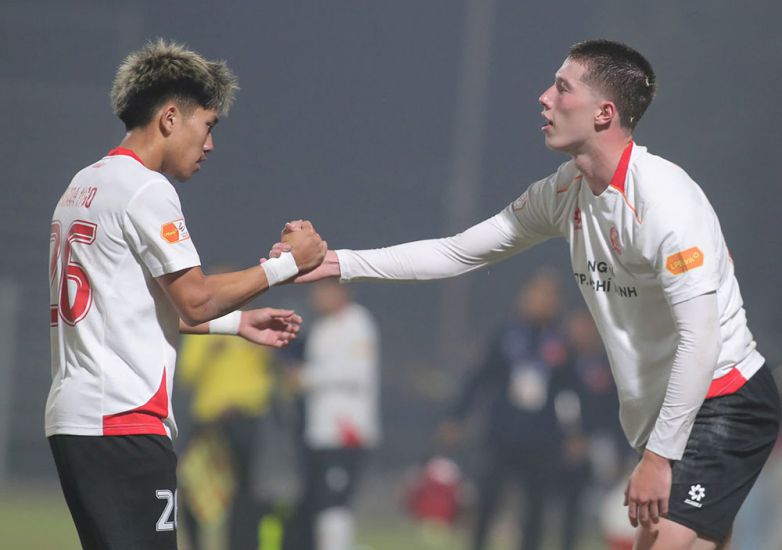 Two overseas Vietnamese players Ngo Dang Khoa (left) and Lee Williams together shine in the colors of Ho Chi Minh City Police Club. Photo: Dinh Vien