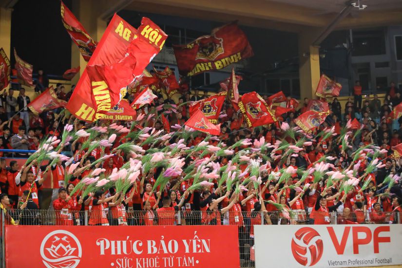 Các khán đài đông khán giả ở V.League 2025-2026. Ảnh: Minh Dân