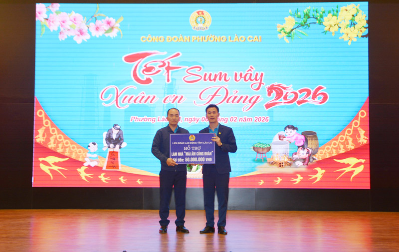 Liên đoàn Lao động tỉnh Lào Cai trao kinh phí hỗ trợ xây dựng nhà “Mái ấm công đoàn” cho đoàn viên có hoàn cảnh khó khăn về nhà ở. Ảnh: Lan Hương 