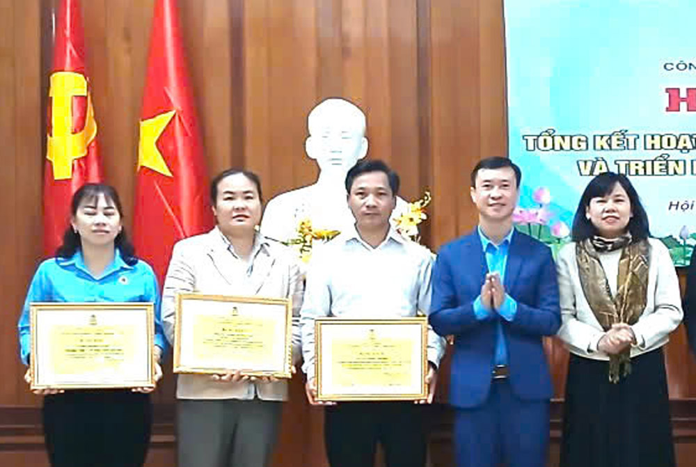 Individuals and collectives of the Hoi An Ward Trade Union receive Certificates of Merit from the Da Nang City Labor Federation. Photo: Da Nang Trade Union.