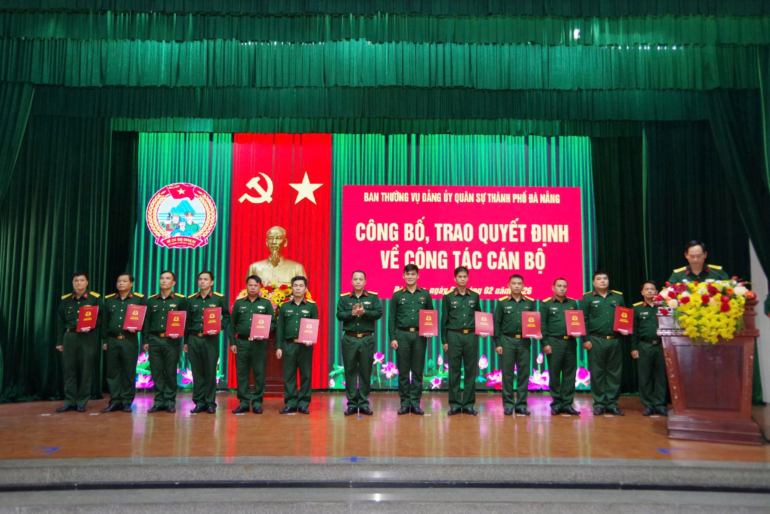 Bộ CHQS Đà Nẵng trao quyết định điều động, bổ nhiệm hàng chục cán bộ. Ảnh: Quang Cường