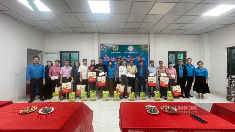 Trao hỗ trợ cho đoàn viên, lao động. Ảnh: Đinh Đại