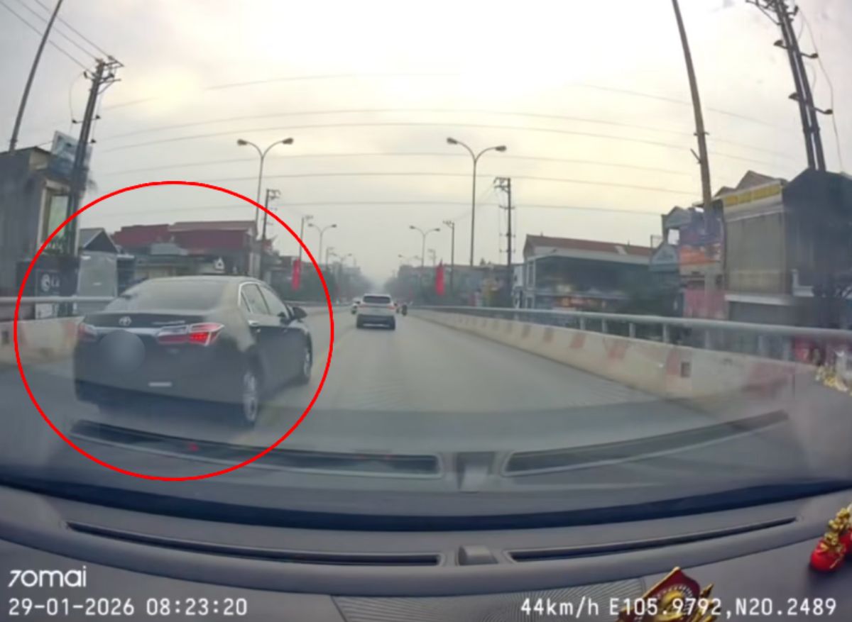 Ninh Binh traffic police fine drivers going against traffic on overpasses based on people's reflections. Photo: Cut from clip
