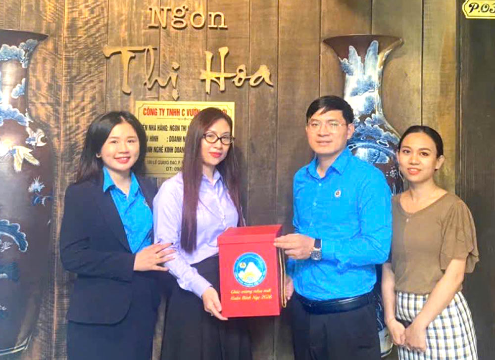 Leaders of Ngu Hanh Son Ward Trade Union visit and wish Tet to businesses in the area. Photo: Tuong Minh.