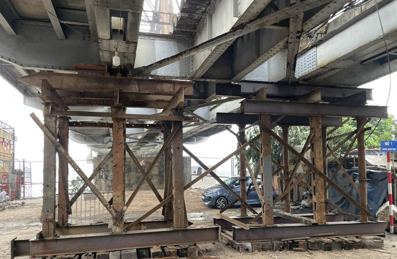 Các trụ tạm gia cố được lắp đặt. Ảnh: Tổng công ty Đường sắt Việt Nam