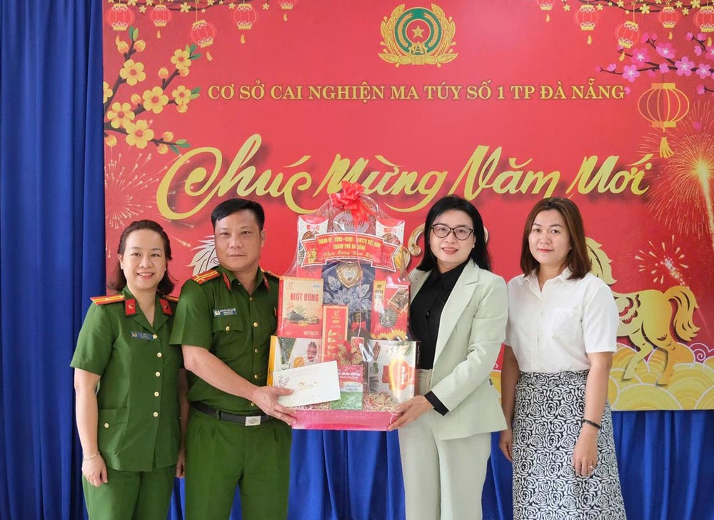 Ms. Phan Thi Thuy Linh - Chairwoman of Da Nang City Labor Federation (2nd from the left) presents Tet gifts to Drug Rehabilitation Center No. 1 Da Nang. Photo: Da Nang Trade Union.