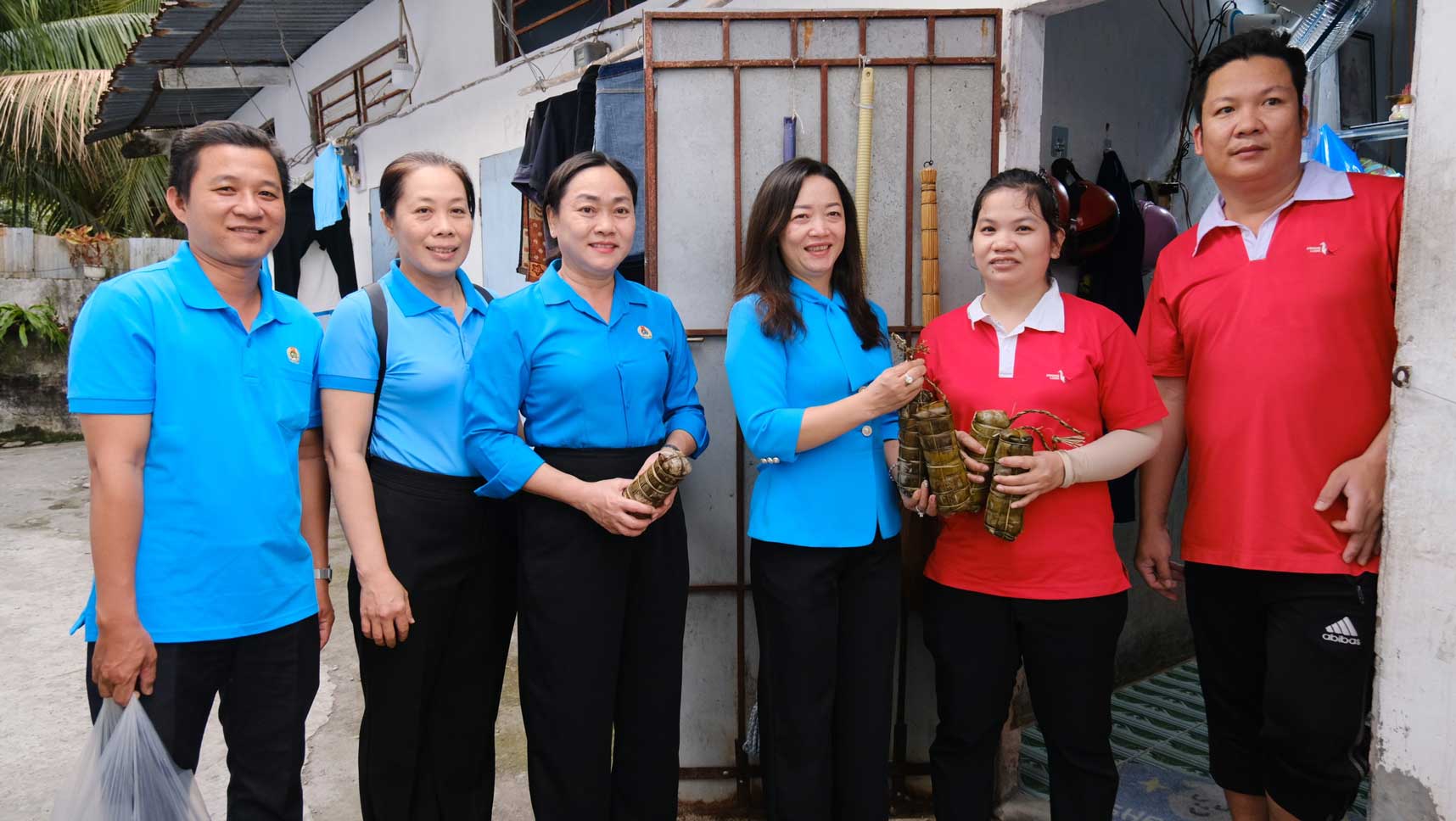 Hoạt động nhằm chăm lo, động viên đoàn viên, công nhân lao động xa quê dịp Tết đến xuân về. Ảnh: Mỹ Ly