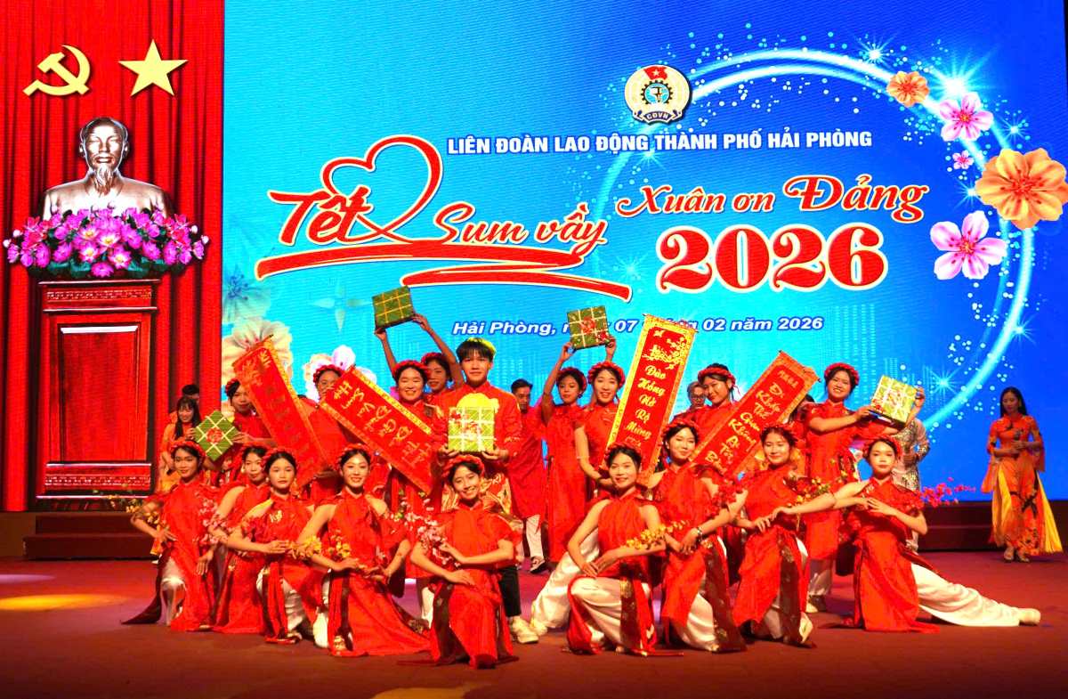 Các tiết mục văn nghệ mở đầu chương trình Tết sum vầy - Xuân ơn Đảng. Ảnh: Mai Dung