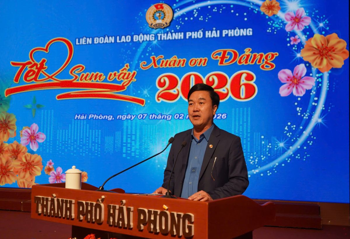 Phó Chủ tịch Thường trực LĐLĐ TP Hải Phòng Nguyễn Văn Quyết chúc Tết đoàn viên, CNVCLĐ. Ảnh: Mai Dung