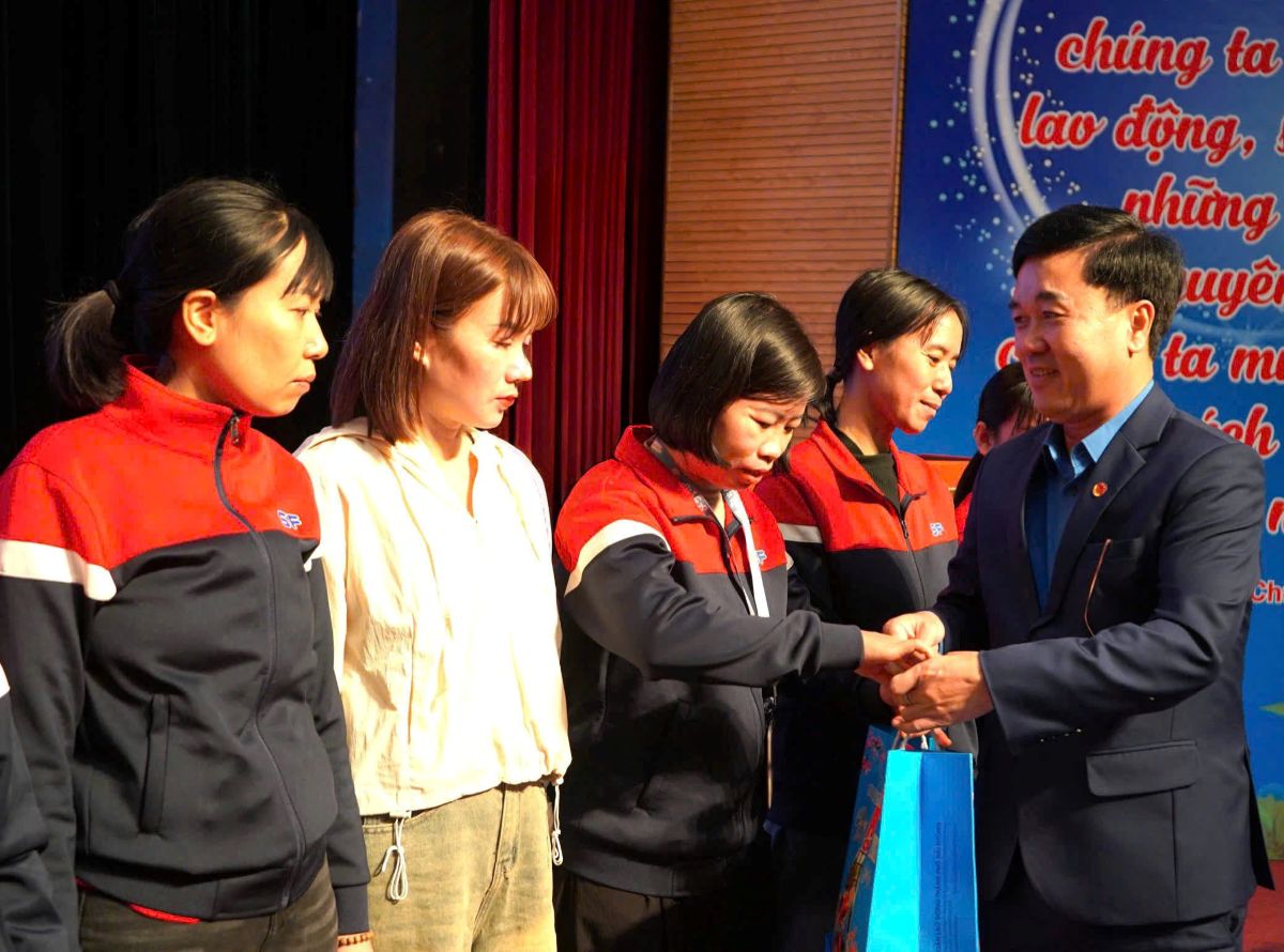 Workers excitedly receive Tet gifts from the Hai Phong City Labor Federation. Photo: Mai Dung